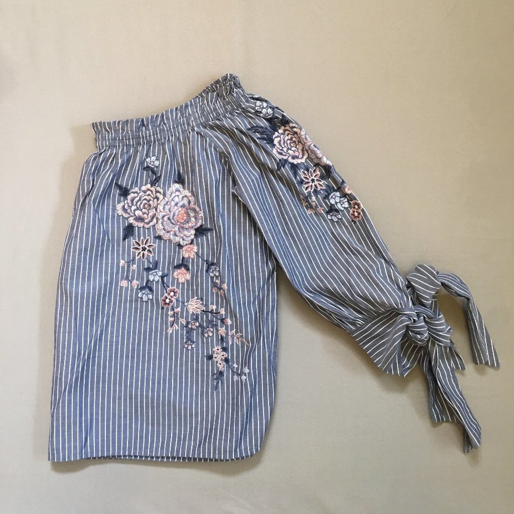 AMERICAN EAGLE Off the Shoulder 3/4 Sleeve Top